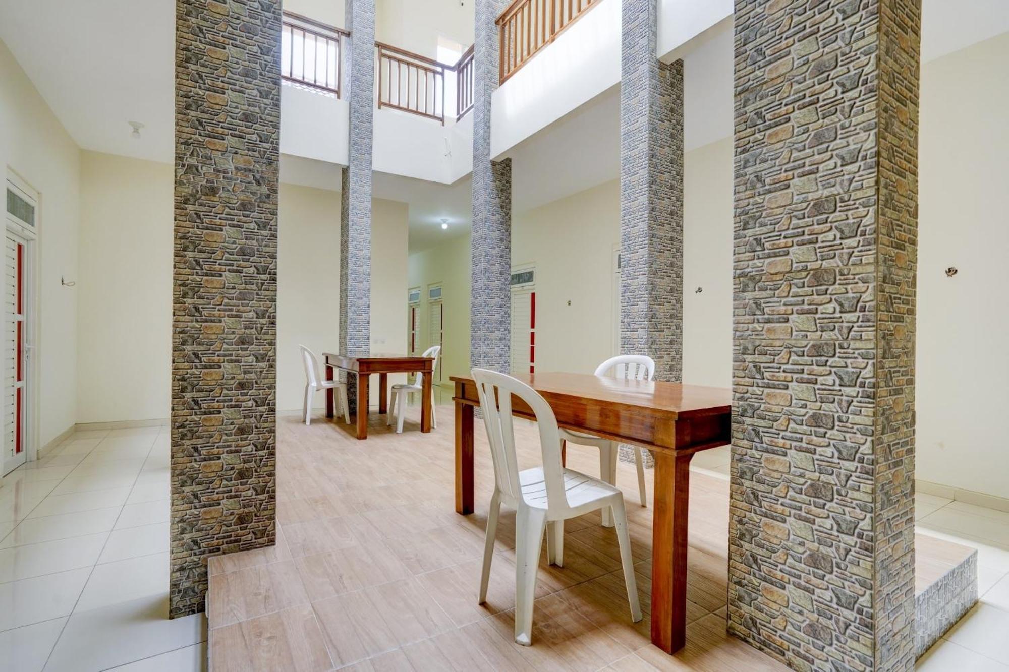 Oyo 90173 Innapp Tenggilis Family Hotel