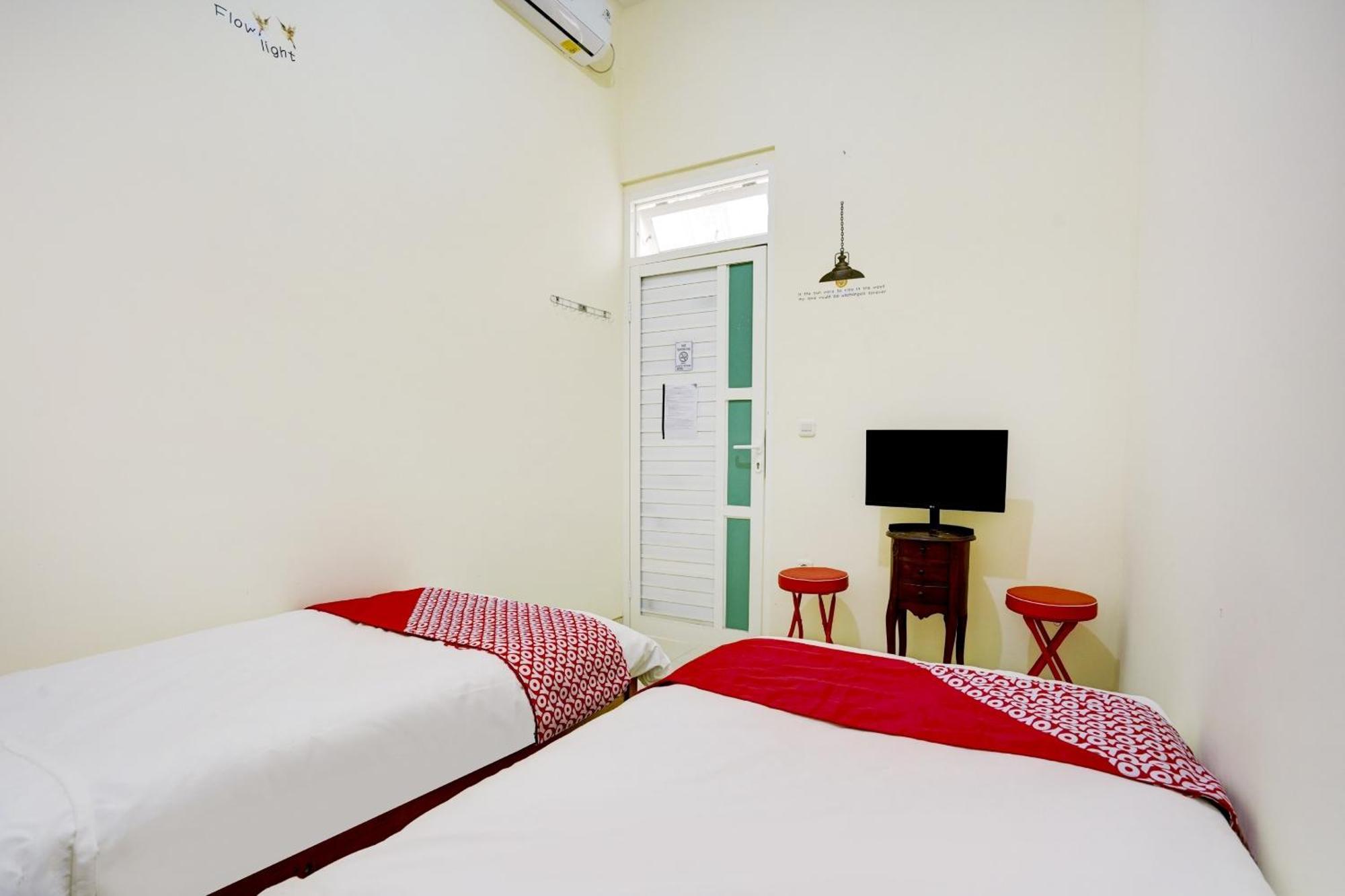 Oyo 90173 Innapp Tenggilis Family Hotel 2*
