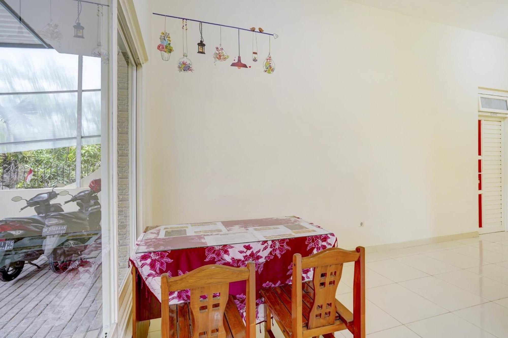 Oyo 90173 Innapp Tenggilis Family 2*