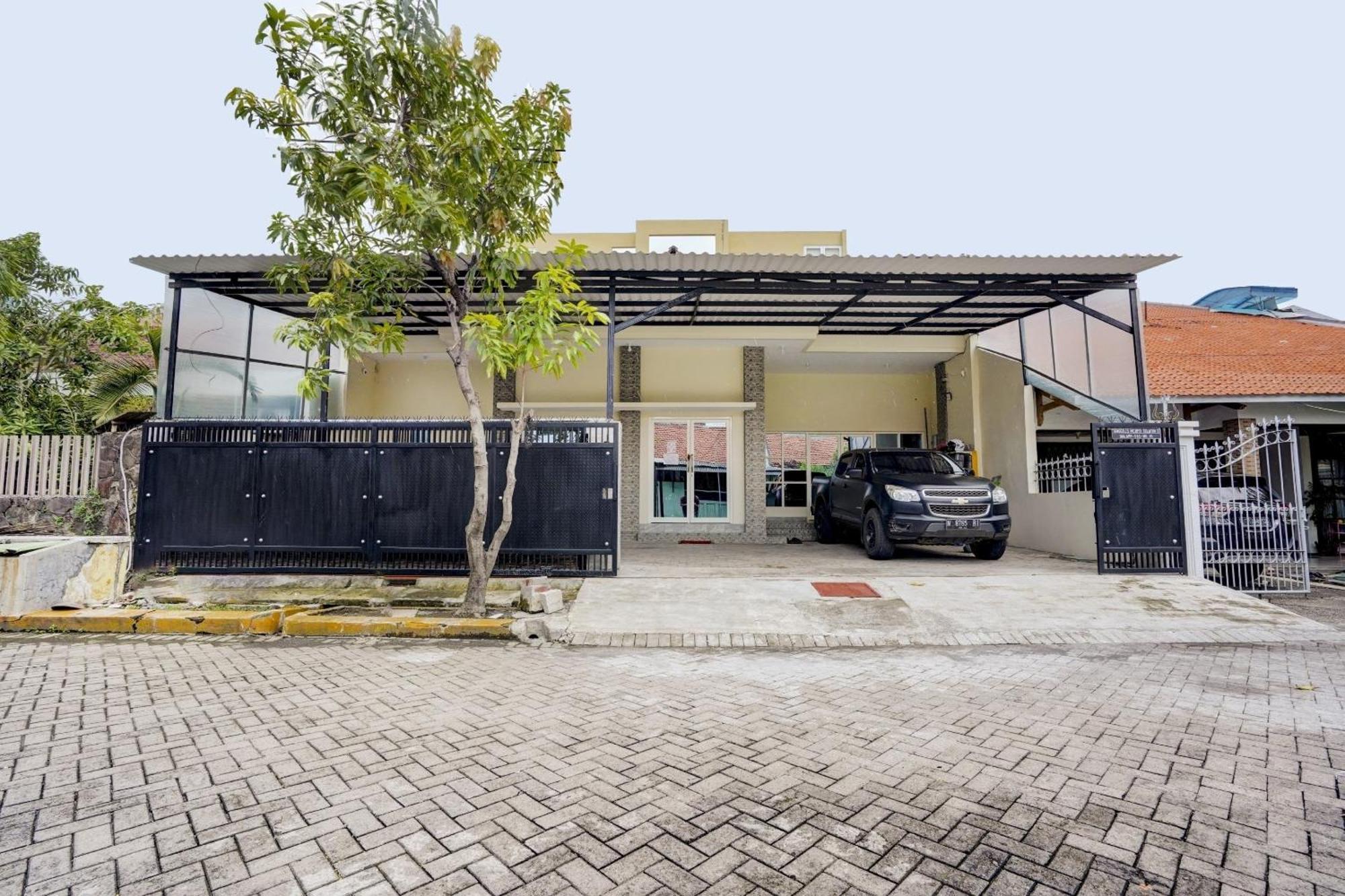 Oyo 90173 Innapp Tenggilis Family Hotel 2*