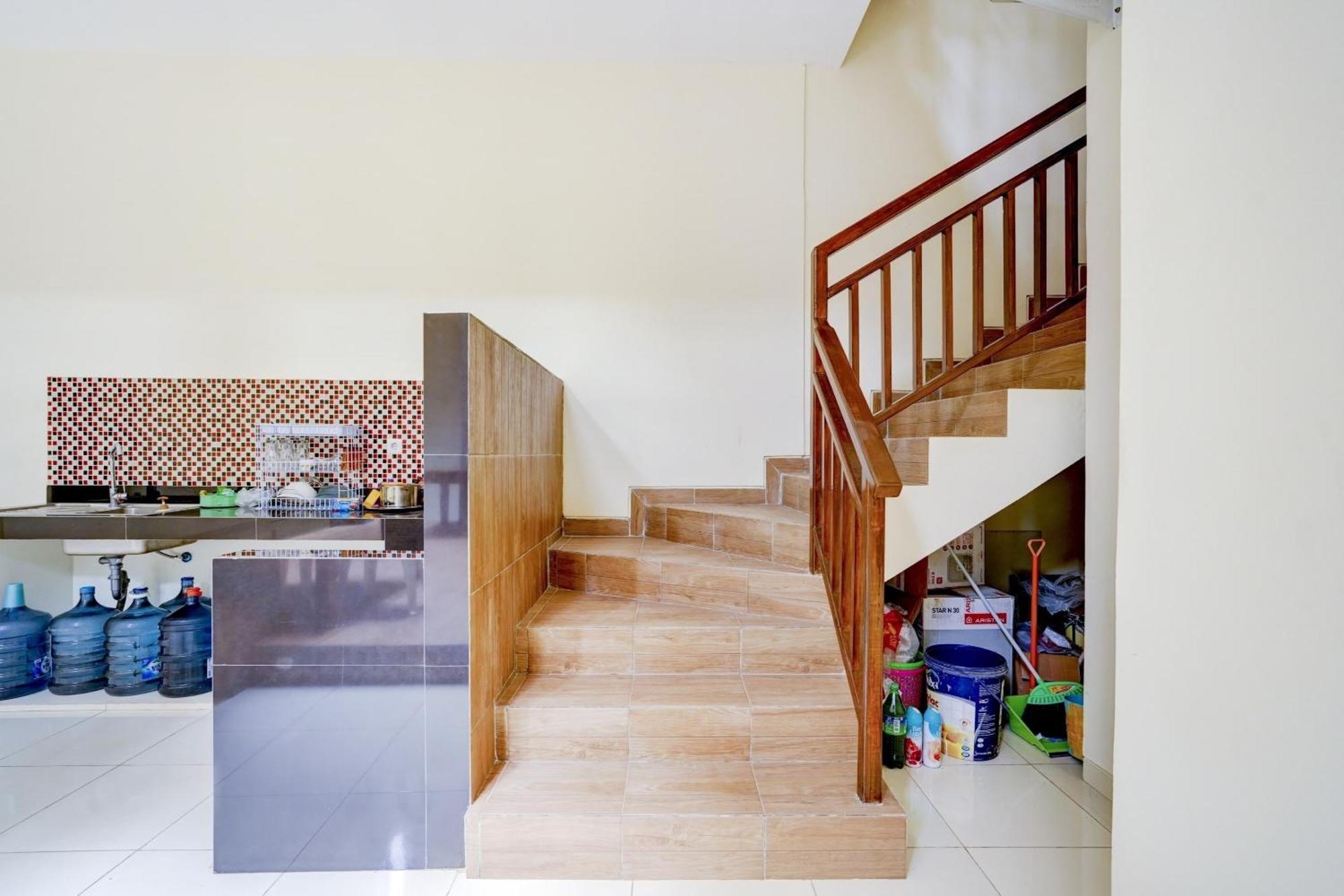 Oyo 90173 Innapp Tenggilis Family Hotel