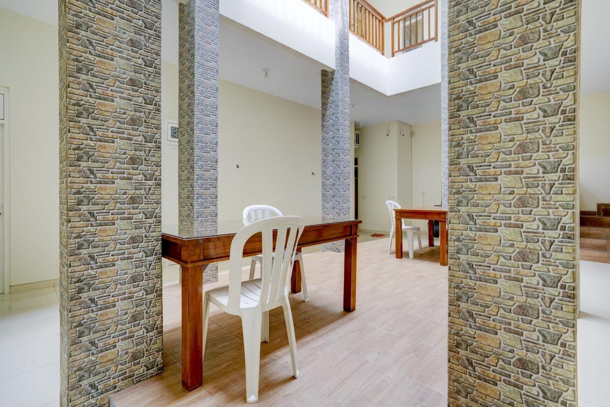Oyo 90173 Innapp Tenggilis Family Hotel 2*
